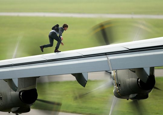     Theo đoàn làm phim, chính Tom Cruise đã tự đóng cảnh chạy trên cánh chiếc Airbus A400 này. Đây cũng là chiếc máy bay có cảnh anh đu vào cửa khi nó đang cất cánh trong trailer